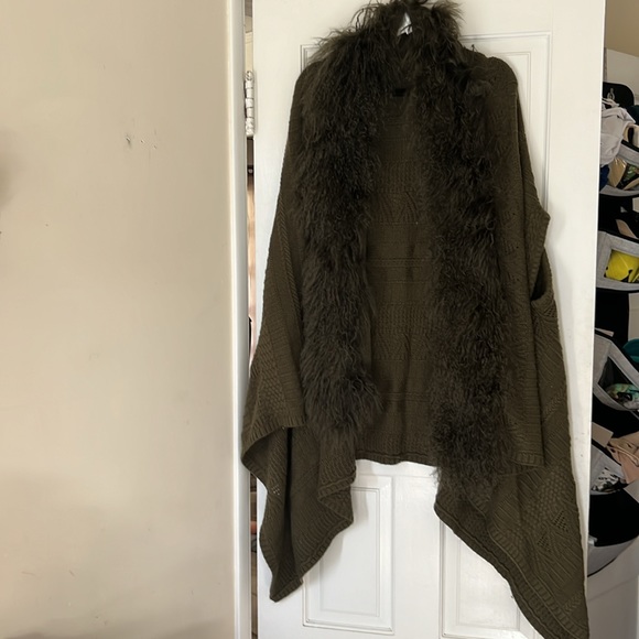 Camila Kakadu Calling Shearling Cape Vest - Picture 11 of 15